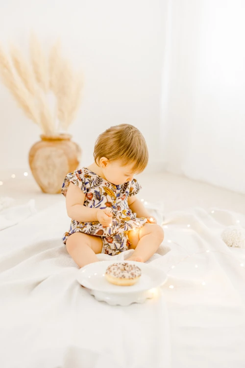 main enfant robe rose jouet